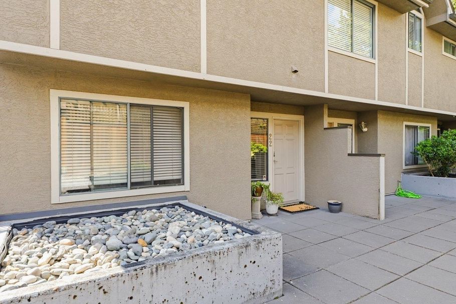 22 2133 St. Georges Avenue North Vancouver, BC - 2
