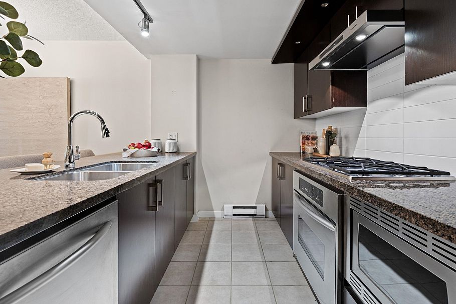 1648 W 7th Avenue Vancouver, BC - 11