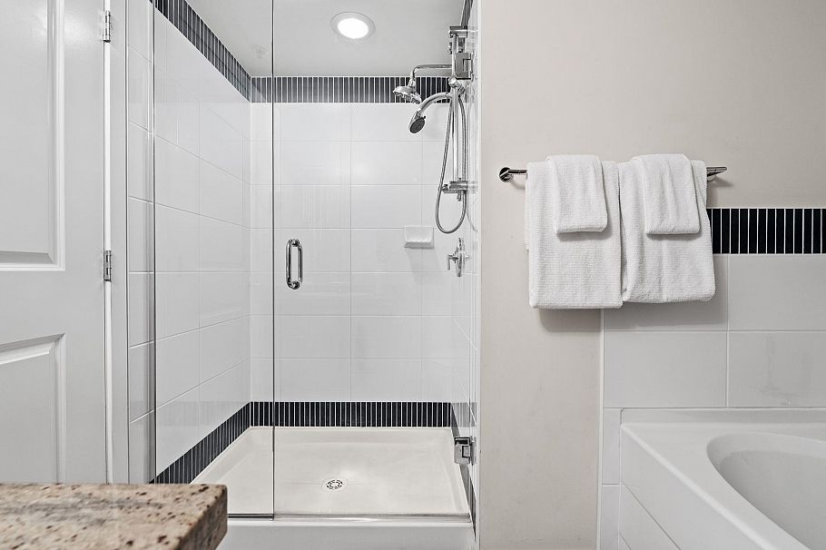 1648 W 7th Avenue Vancouver, BC - 19