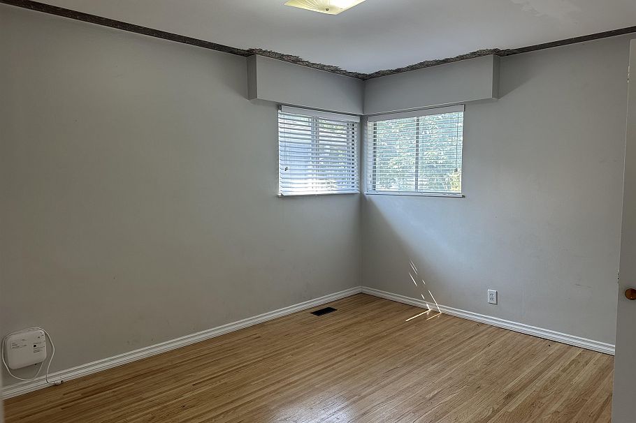 1380 E 54th Avenue Vancouver, BC - 5