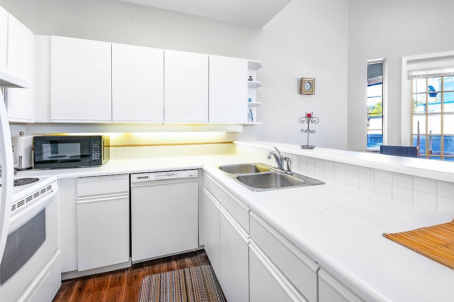 309 125 W 18th Street North Vancouver, BC - 8