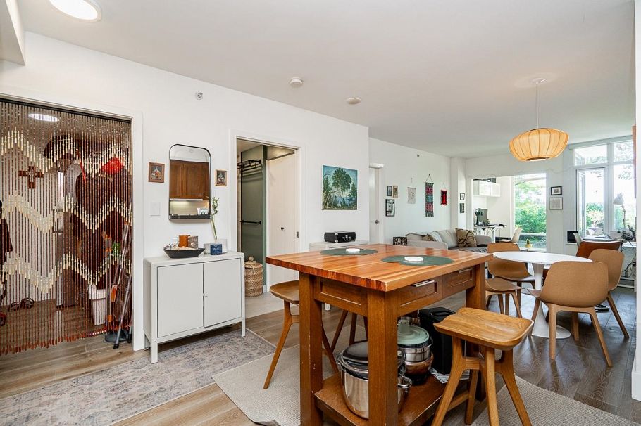 331 2288 W Broadway Vancouver, BC - 2