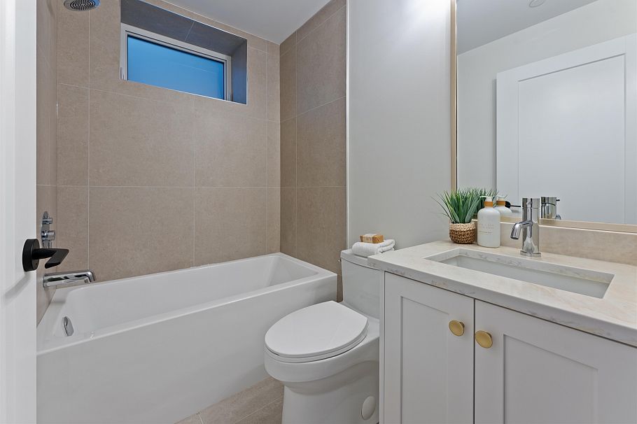 2578 E 4th Avenue Vancouver, BC - 26
