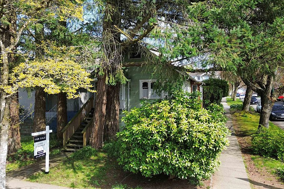 4496 Ontario Street Vancouver, BC - 1