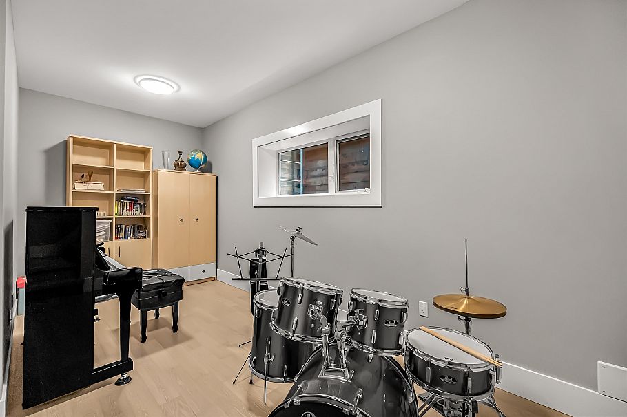 1033 Prospect Avenue North Vancouver, BC - 37