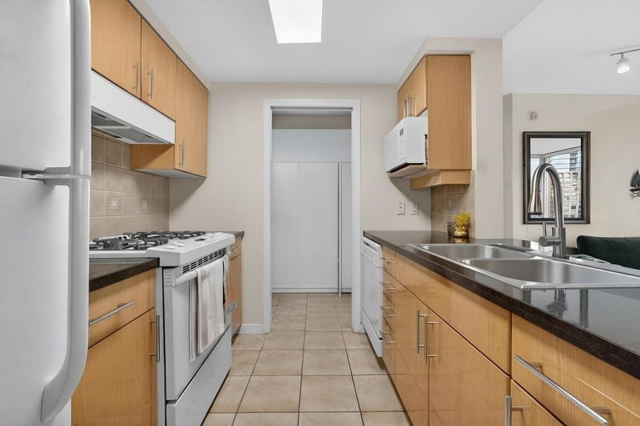 1505 193 Aquarius Mews Vancouver, BC - 12