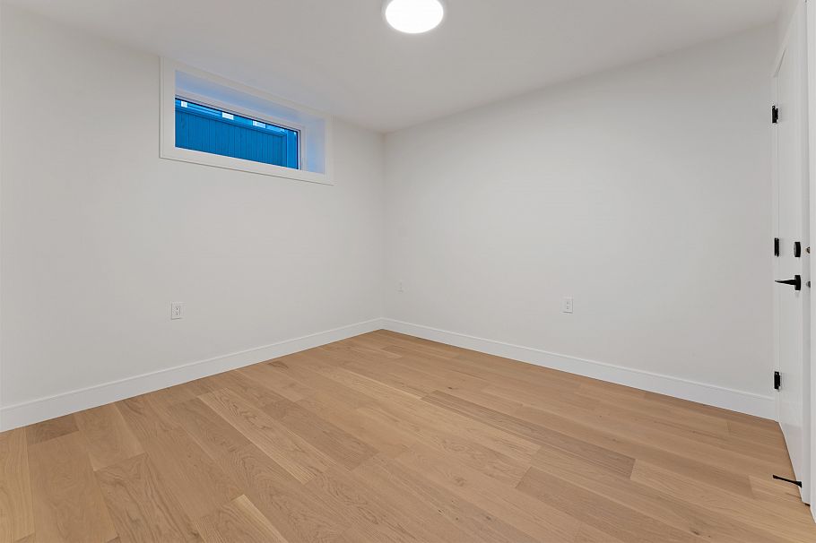 2578 E 4th Avenue Vancouver, BC - 25