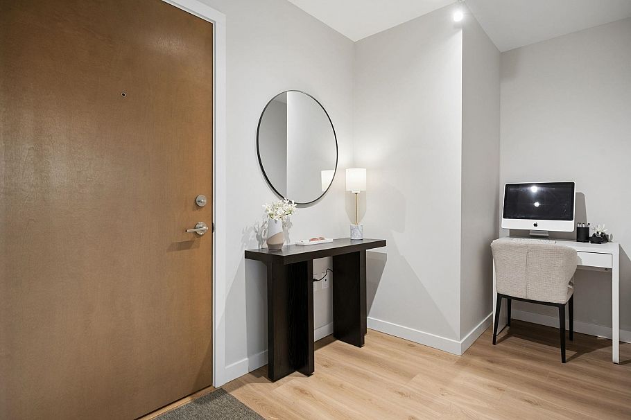 515 110 E 17th Street North Vancouver, BC - 2