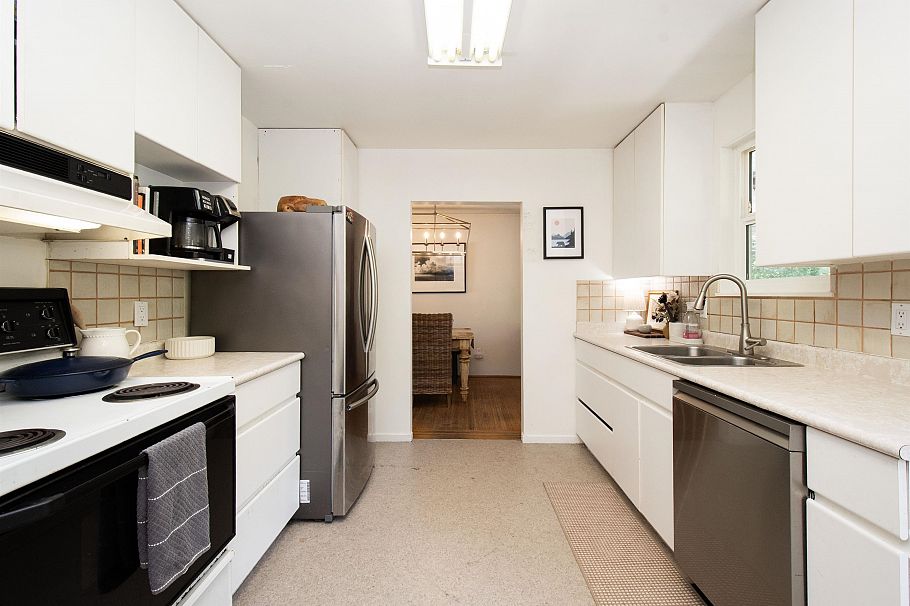 361 W 19th Street North Vancouver, BC - 9