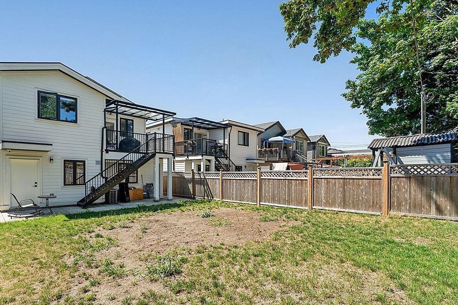 1324 W 15th Street North Vancouver, BC - 11
