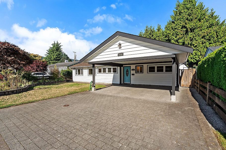 1216 Pinewood Crescent North Vancouver, BC - 2