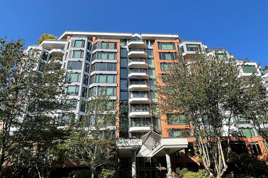 702 2201 Pine Street Vancouver, BC - 2