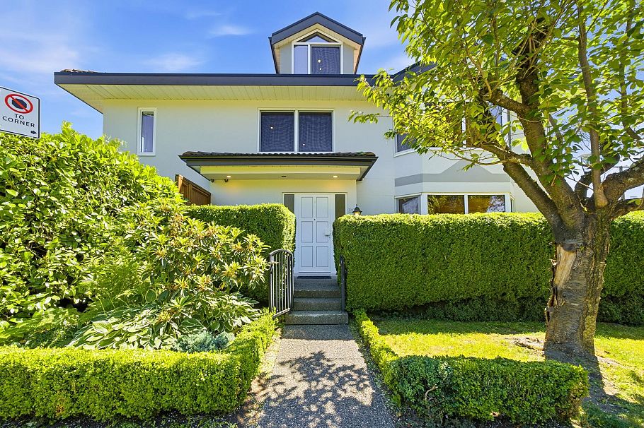 305 E 17th Street North Vancouver, BC - 2