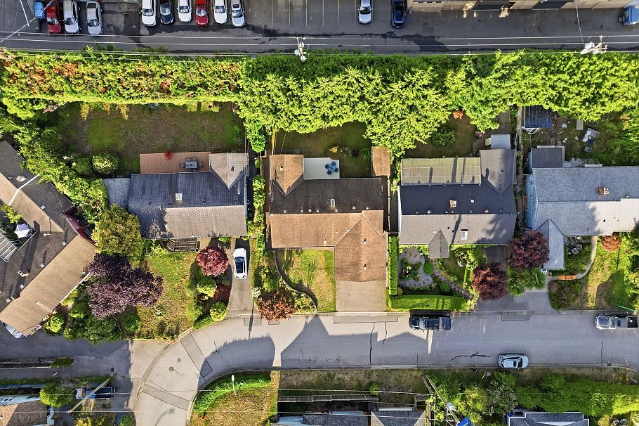 1216 Pinewood Crescent North Vancouver, BC - 36