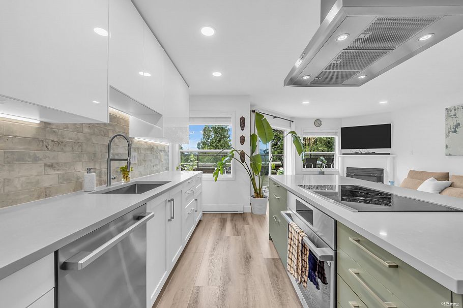 604 1500 Ostler Court North Vancouver, BC - 16