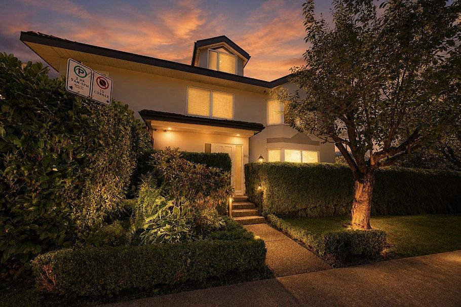 305 E 17th Street North Vancouver, BC - 1