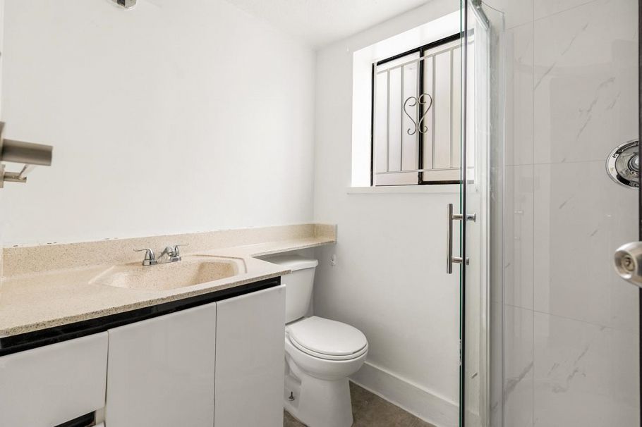 2539 E 34th Avenue Vancouver, BC - 4
