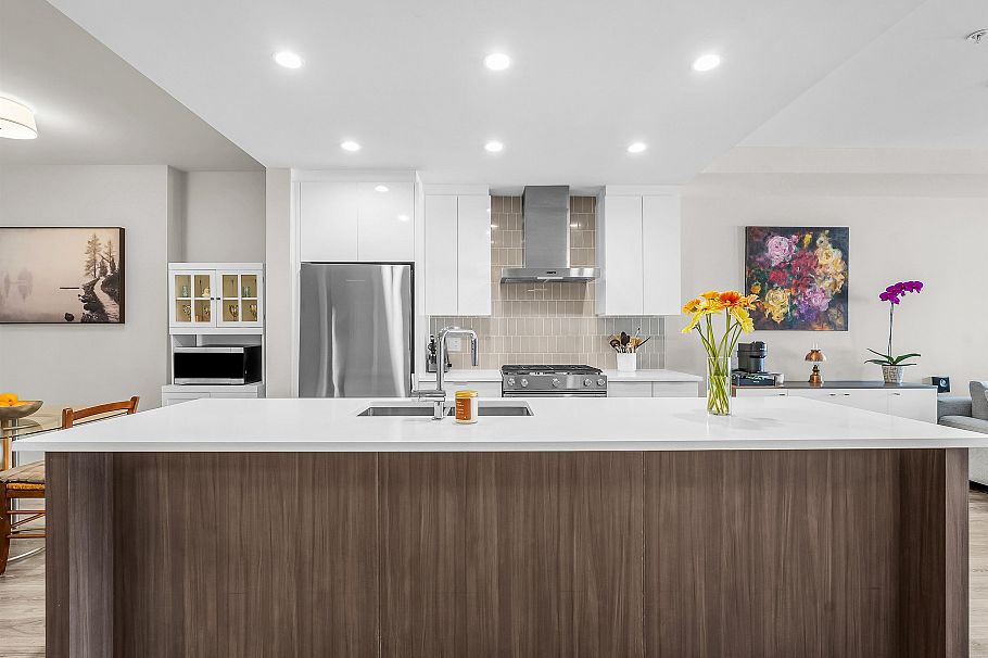 401 1496 Charlotte Road North Vancouver, BC - 2