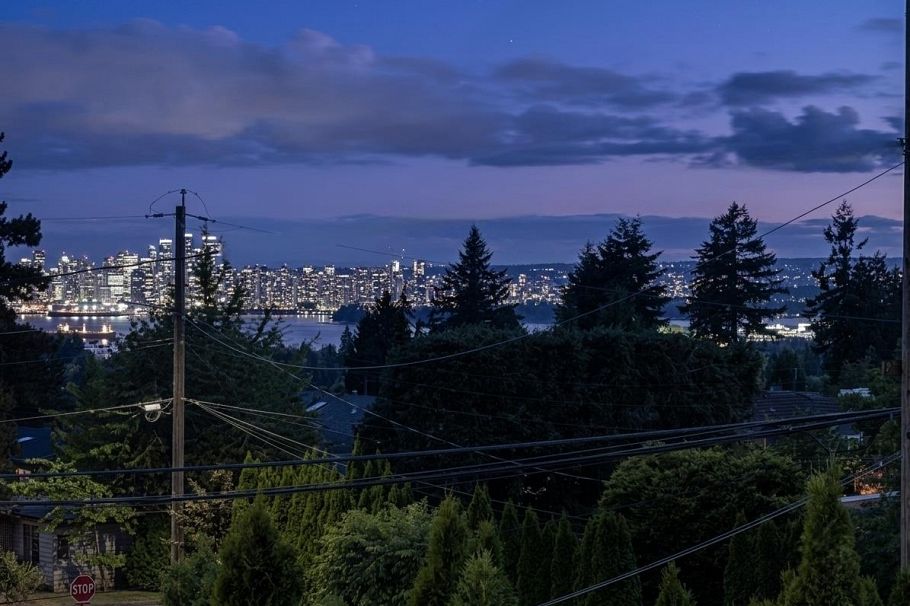 2982 Chesterfield Avenue North Vancouver, BC - 18
