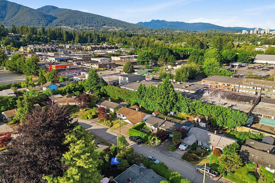 1216 Pinewood Crescent North Vancouver, BC - 38