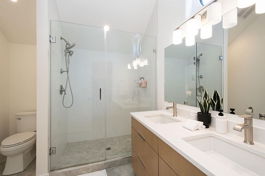 361 W 19th Street North Vancouver, BC - 38
