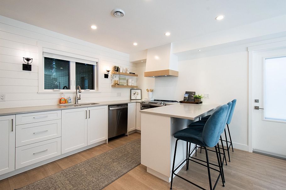 361 W 19th Street North Vancouver, BC - 27