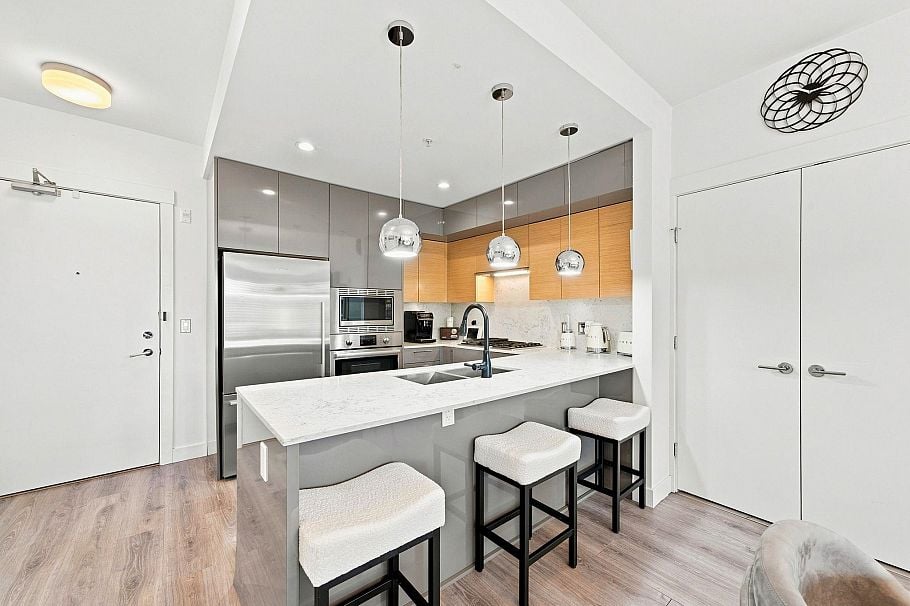 401 1327 Draycott Road North Vancouver, BC - 7