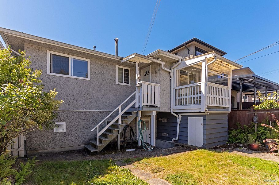 25 E 47th Avenue Vancouver, BC - 2