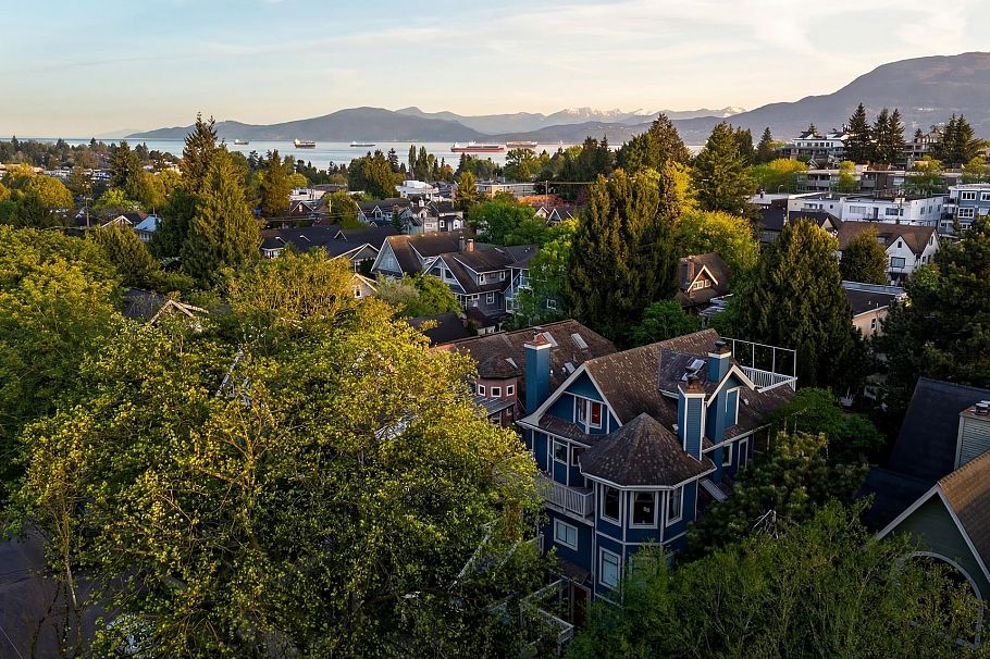 2427 W 6th Avenue Vancouver, BC - 24