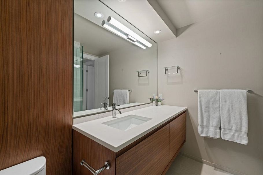 305 4101 Yew Street Vancouver, BC - 5