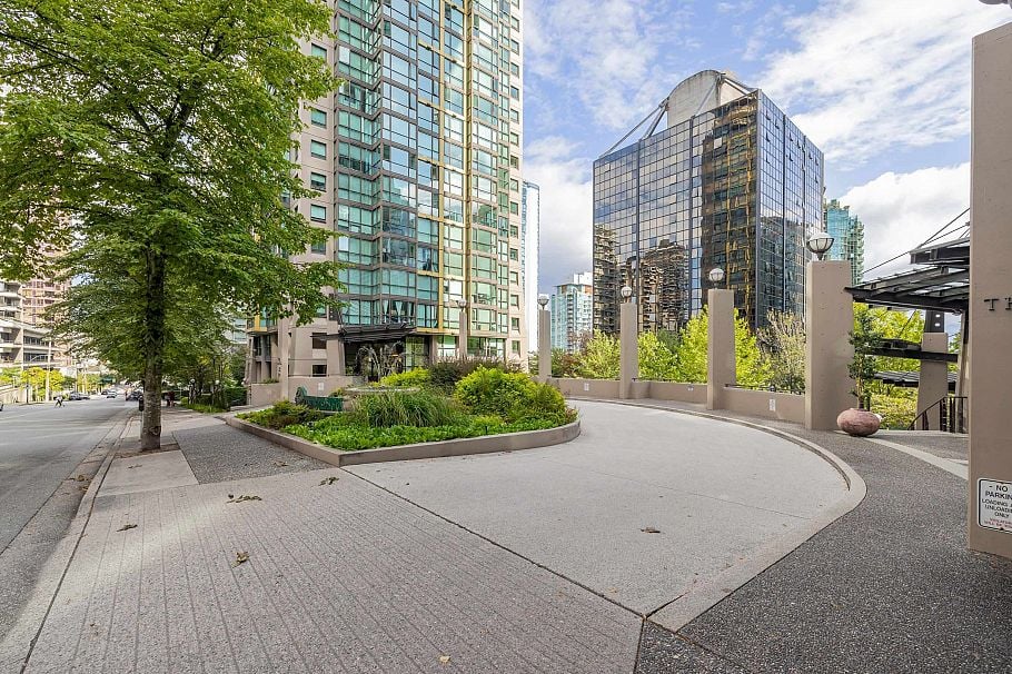 411 1367 Alberni Street Vancouver, BC - 3