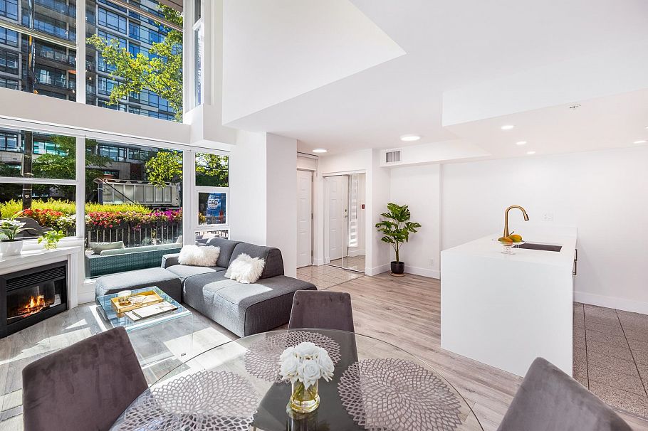 TH8 168 E Esplanade Avenue North Vancouver, BC - 1