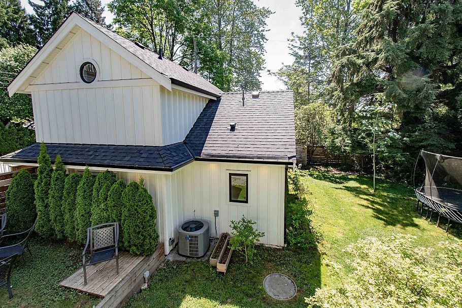 361 W 19th Street North Vancouver, BC - 19