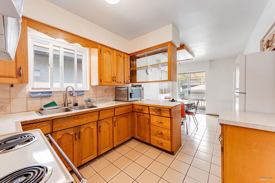 25 E 47th Avenue Vancouver, BC - 5