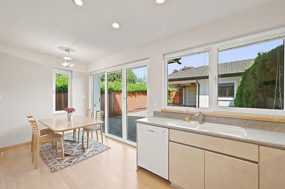 305 E 17th Street North Vancouver, BC - 18