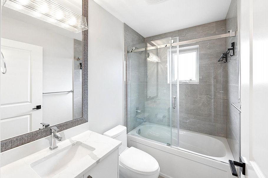3666 W 6th Avenue Vancouver, BC - 9