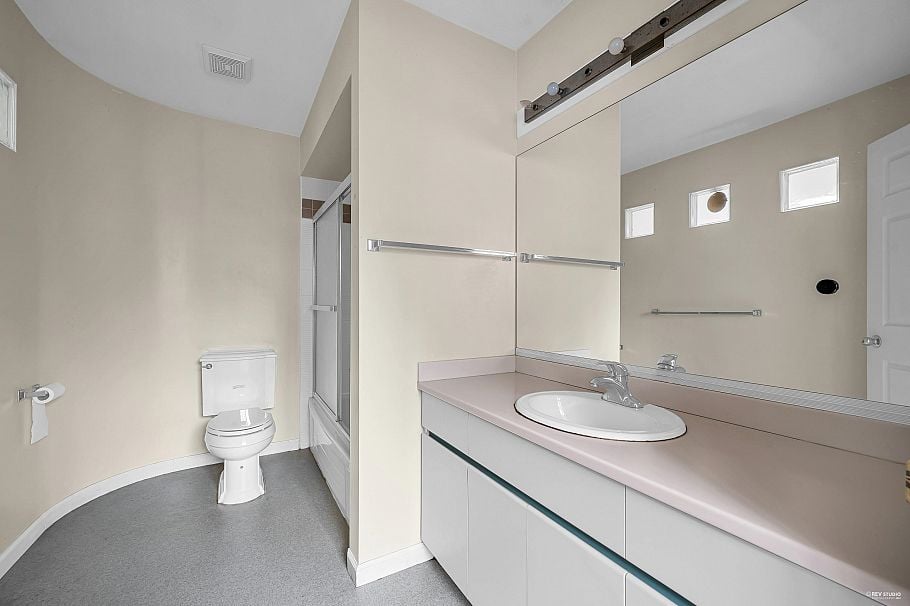 1945 W 44th Avenue Vancouver, BC - 17
