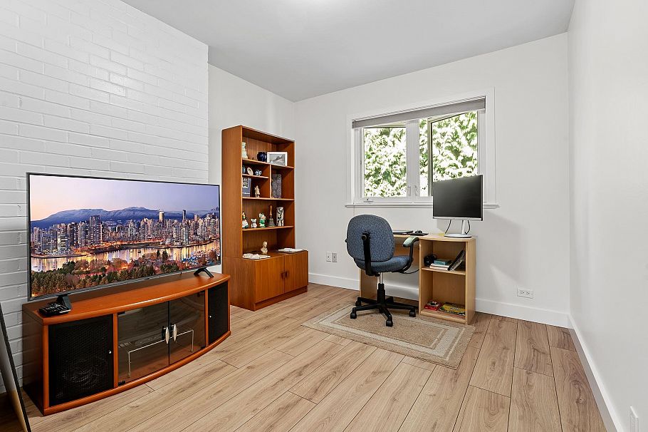 1216 Pinewood Crescent North Vancouver, BC - 25