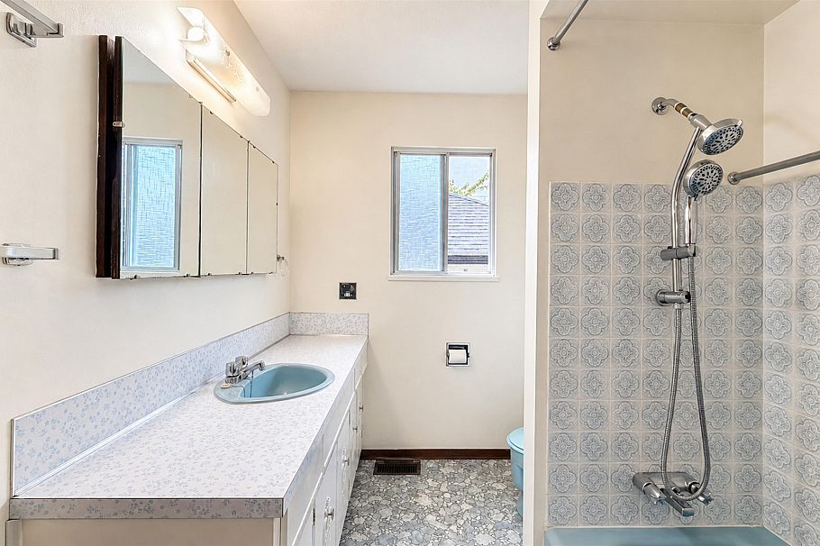 2184 E 35th Avenue Vancouver, BC - 18
