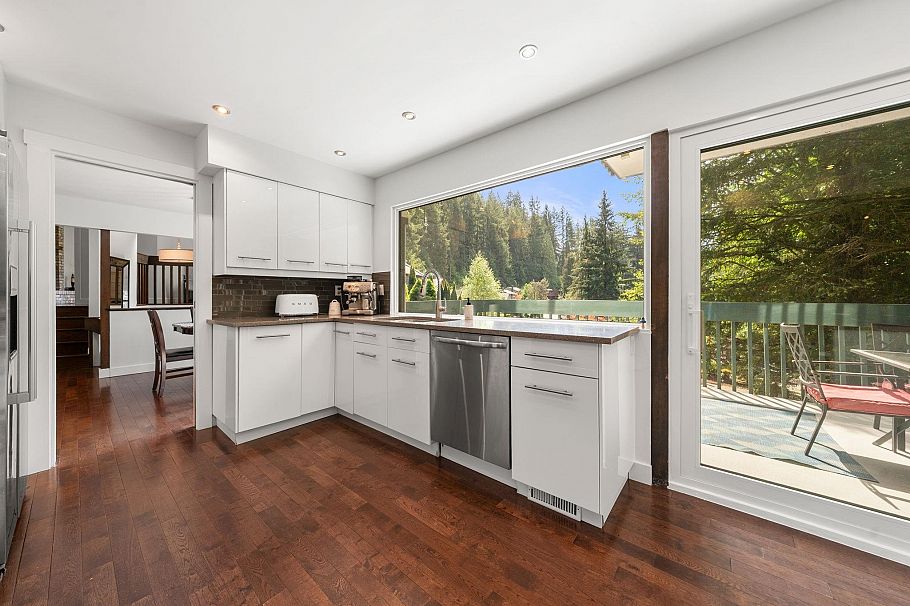2086 Rivergrove Place North Vancouver, BC - 2