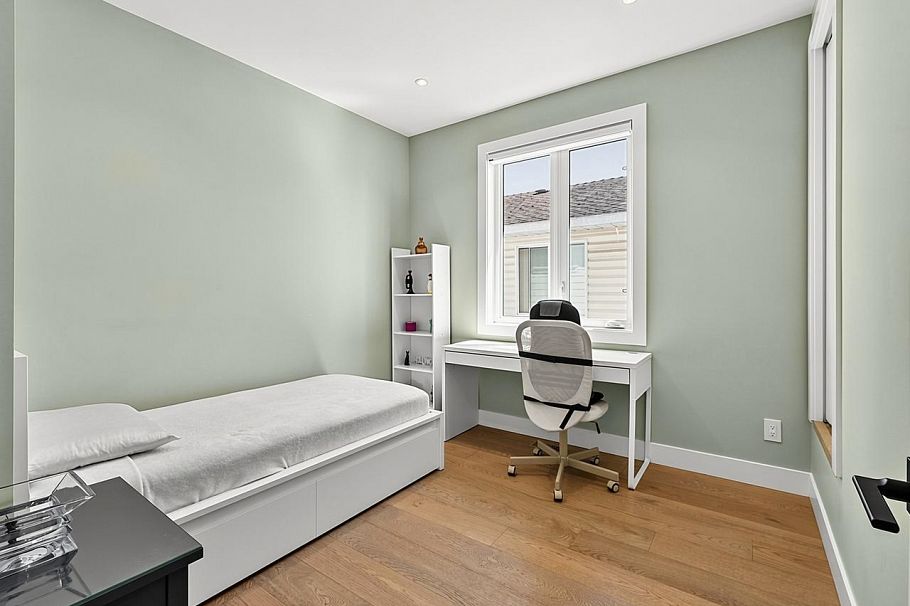 1324 W 15th Street North Vancouver, BC - 18