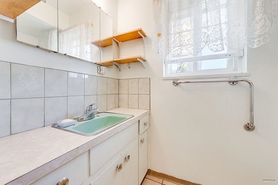 25 E 47th Avenue Vancouver, BC - 17