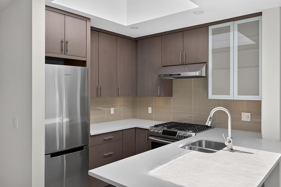 401 688 E 16th Avenue Vancouver, BC - 5