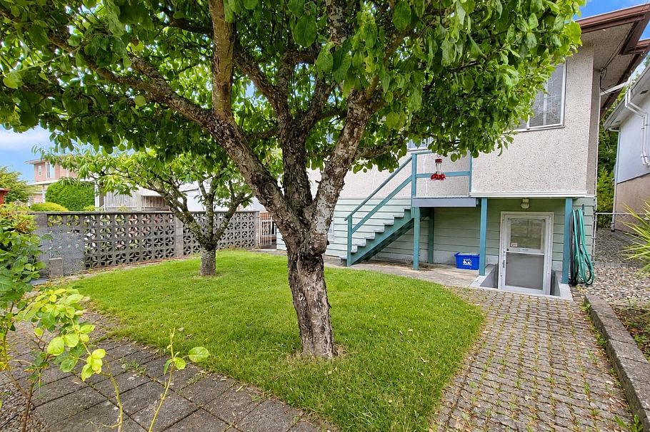 2748 E 6th Avenue Vancouver, BC - 38