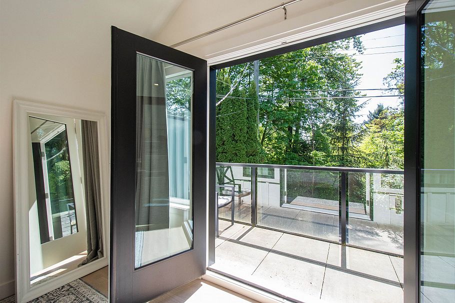 361 W 19th Street North Vancouver, BC - 36