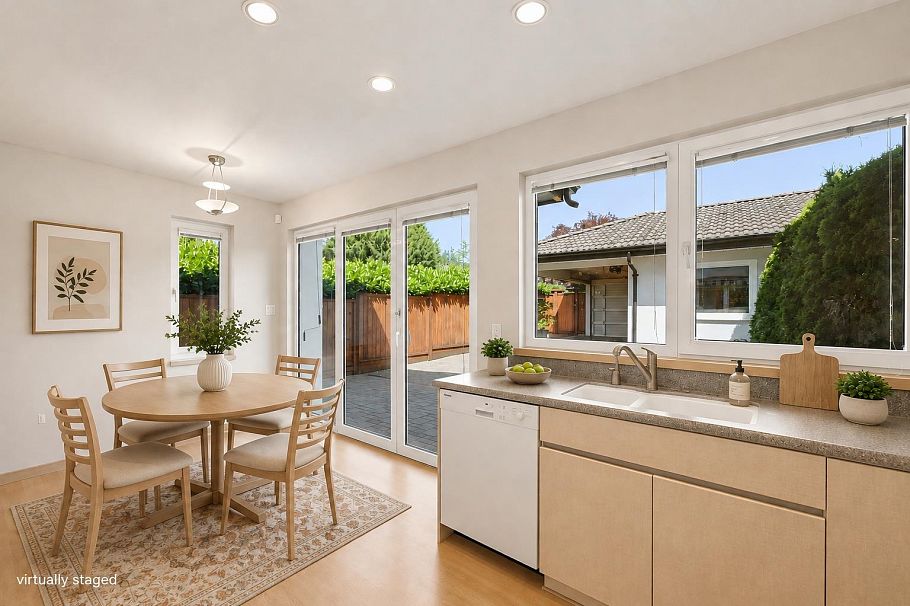 305 E 17th Street North Vancouver, BC - 17