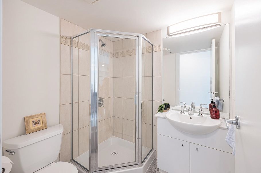 TH8 168 E Esplanade Avenue North Vancouver, BC - 16