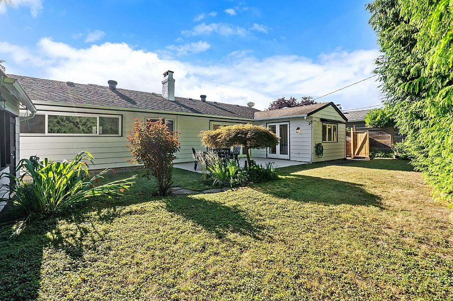 1216 Pinewood Crescent North Vancouver, BC - 29