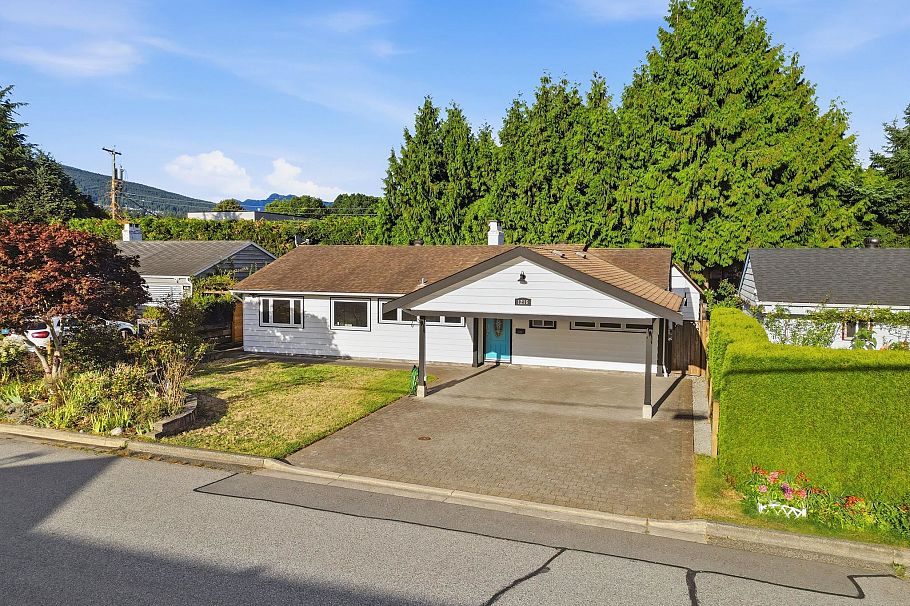 1216 Pinewood Crescent North Vancouver, BC - 34