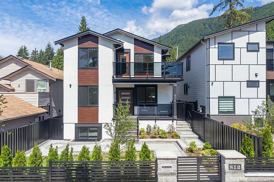 812 Montroyal Boulevard North Vancouver, BC - 2